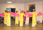 Une danse du vietnam interprte par les lves du collge Tran van On