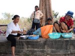 Rom et Darra prparent le pique-nique prs d'Angkor Vat