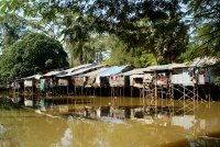 quelques maisons sur pilotis sur les bords de la rivire Siem Reap