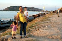 la famille renoult sur la jete du Tonle sap