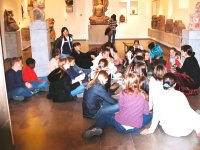 les �l�ves s'efforcent de saisir quelques subtilit�s des divinit�s asiatiques