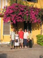 Les accompagnateurs sous un bougainvillier bien fleuri