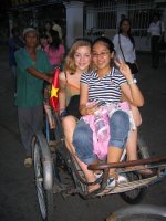 Leila et Thuy Linh : Ballade en cyclopousse entre le coll�ge et le restaurant