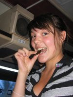 D�gustation de criquets au cambodge. Pas si mauvais que �a