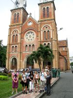 Devant la cath�drale de Saigon
