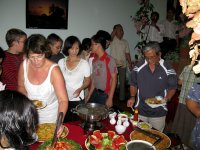 Parents, �l�ves et accompagnateurs autour du buffet