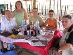 Repas au bungalow, pr�par� par l'�quipe de Miss Rom OU, de Secrets of Elephants