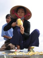 D�gustation d'ananas sur un march� flottant, pr�s de Cantho