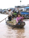 Cantho, des paysannes apportent leurs fruits au march� flottant