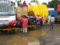 Embarquement des bagages dans le train Delhi - Varanasi