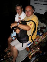 Patrick et Marie-Claude en cyclo pousse � Varanasi