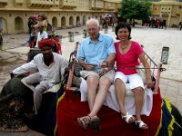 Josette et Patrice � dos d'�l�phant pour acc�der au Fort Amber