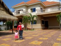 Coralie, Rom et Lauriane dans la cour de l'�cole fran�aise de Siem Reap