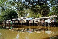 quelques maisons sur pilotis sur les bords de la rivi�re Siem Reap