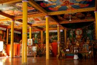 une grande salle richement d�cor�e