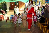 et plein de cadeaux dans sa hotte